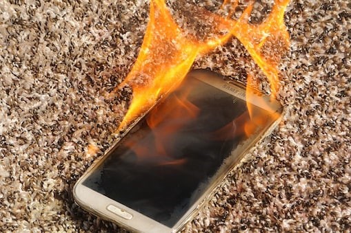 If you also do these 10 mistakes then your smartphone can catch fire! Learn how to save...