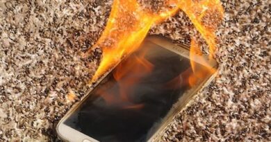 If you also do these 10 mistakes then your smartphone can catch fire! Learn how to save...